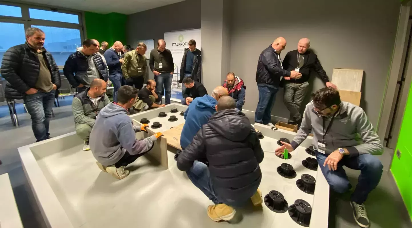 Praktyczne szkolenie z montażu tarasu wentylowanego na wspornikach regulowanych w poznaniu.webp